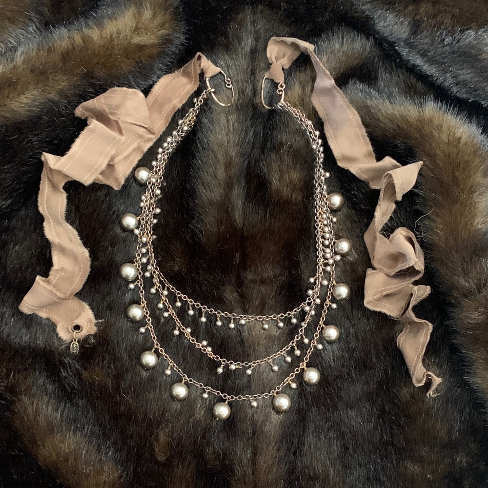 Elegant Pearl and Chain Necklace with Ribbon